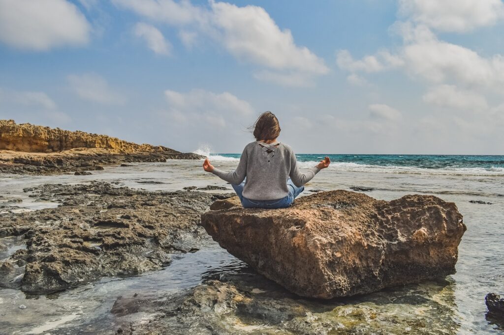 海辺で座る女性